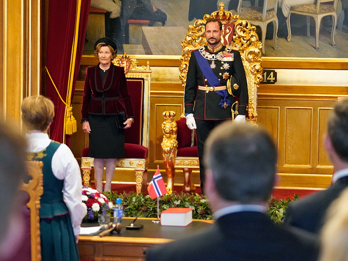 Kronprins Haakon og Dronning Sonja under åpningen av det 165. storting. Foto: Heiko Junge / NTB